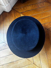 이미지를 갤러리 뷰어에 로드 , The Ultimate Fedora hat (small version)
