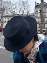 이미지를 갤러리 뷰어에 로드 , The Ultimate Fedora hat (small version)